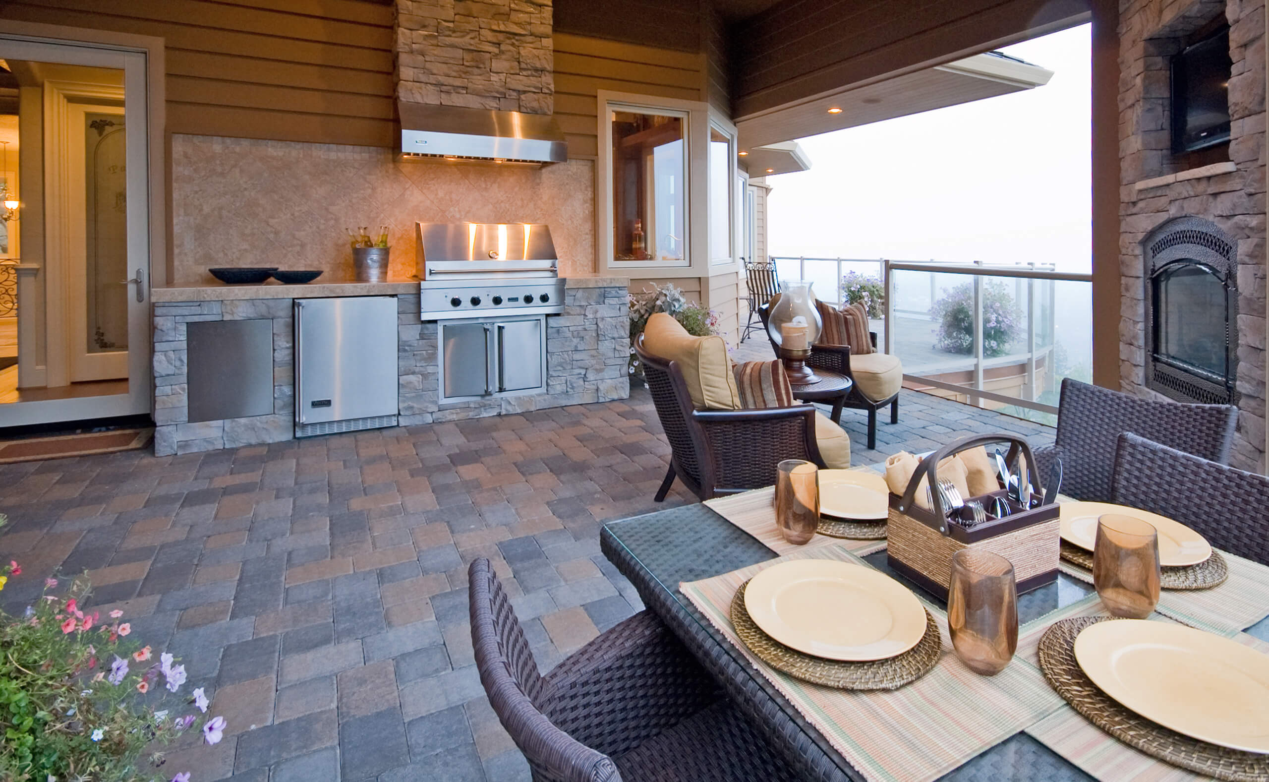 outdoor-kitchen-with-dining-area